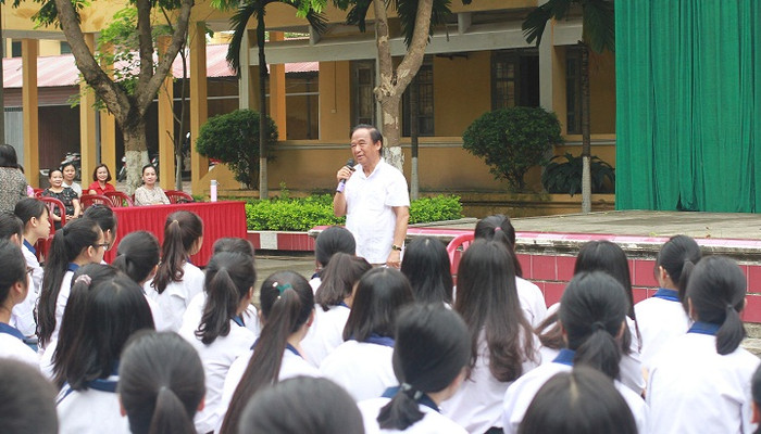 Giáo sư Nguyễn Lân Dũng cho rằng, cơ hội cho các bạn trẻ trong thời đại cách mạng công nghiệp 4.0 là rất nhiều (ảnh Trinh Phúc). Giáo sư Nguyễn Lân Dũng cho rằng, cơ hội cho các bạn trẻ trong thời đại cách mạng công nghiệp 4.0 là rất nhiều (ảnh Trinh Phúc).