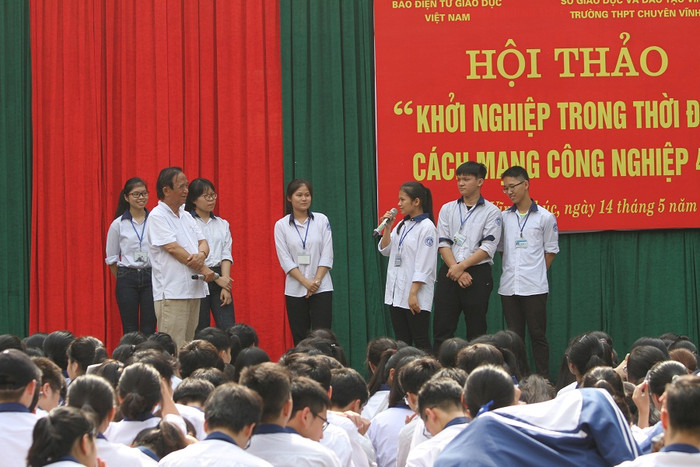 Các cháu học sinh Trường phổ thông chuyên Vĩnh Phúc hào hứng giao lưu với Giáo sư Nguyễn Lân Dũng (ảnh Trinh Phúc). Các cháu học sinh Trường phổ thông chuyên Vĩnh Phúc hào hứng giao lưu với Giáo sư Nguyễn Lân Dũng (ảnh Trinh Phúc).