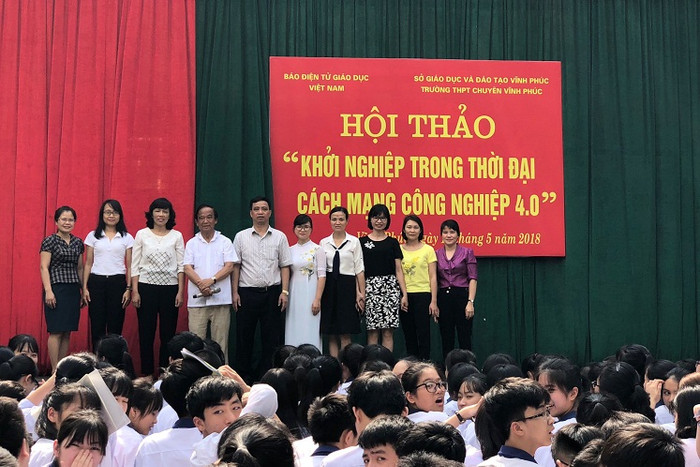 Giáo viên trường chuyên Vĩnh Phúc chụp ảnh lưu niệm với Giáo sư Nguyễn Lân Dũng (ảnh Trinh Phúc). Giáo viên trường chuyên Vĩnh Phúc chụp ảnh lưu niệm với Giáo sư Nguyễn Lân Dũng (ảnh Trinh Phúc).