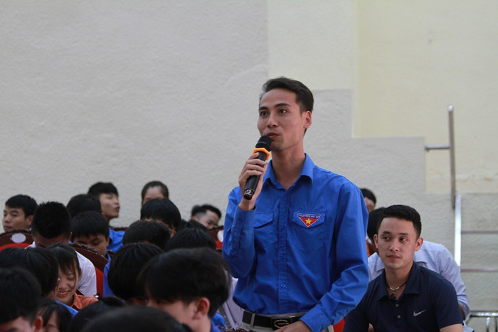 Một đoàn viên đang chia sẻ với giáo sư Nguyễn Lân Dũng về suy nghĩ của mình về khởi nghiệp tại buổi hội thảo (ảnh Trinh Phúc). Một đoàn viên đang chia sẻ với giáo sư Nguyễn Lân Dũng về suy nghĩ của mình về khởi nghiệp tại buổi hội thảo (ảnh Trinh Phúc).