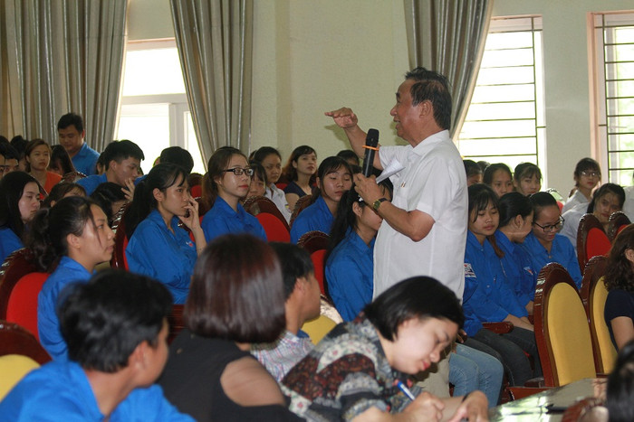 Giáo sư Nguyễn Lân Dũng nói với thanh niên huyện Vĩnh Tường rằng: "Không sợ không giàu, chỉ sợ không có chí" (Trinh Phúc). Giáo sư Nguyễn Lân Dũng nói với thanh niên huyện Vĩnh Tường rằng: "Không sợ không giàu, chỉ sợ không có chí" (Trinh Phúc).