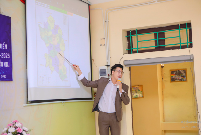 Thầy giáo Nguyễn Sỹ Lợi luôn ứng dụng công nghệ thông tin vào các tiết học để giúp học sinh có thêm hứng thú học tập, tăng khả năng tiếp thu bài tốt hơn (Ảnh: NVCC). Thầy giáo Nguyễn Sỹ Lợi luôn ứng dụng công nghệ thông tin vào các tiết học để giúp học sinh có thêm hứng thú học tập, tăng khả năng tiếp thu bài tốt hơn (Ảnh: NVCC).