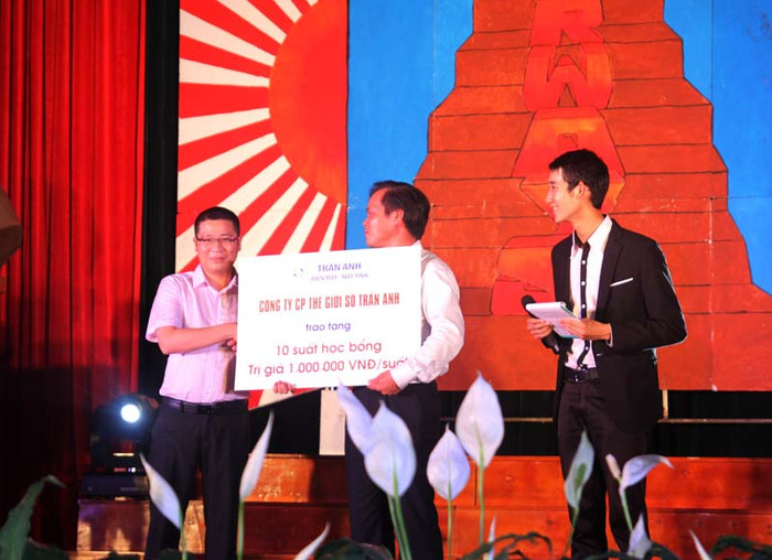 Cũng trong buổi phát động, Công ty cổ phần thế giới số Trần Anh, nhà tài trợ giải thưởng chính của cuộc thi đã trao tặng 10 suất học bổng trị giá 1 triệu đồng/suất cho các sinh viên hoàn cảnh khó khăn có thành tích học tập tốt. Ông Lê Nam Thắng Phó Giám đốc học viện đại diện lên tiếp nhận 10 suất học bổng từ nhà tài trợ là Công ty CP Thế giới số Trần Anh Cũng trong buổi phát động, Công ty cổ phần thế giới số Trần Anh, nhà tài trợ giải thưởng chính của cuộc thi đã trao tặng 10 suất học bổng trị giá 1 triệu đồng/suất cho các sinh viên hoàn cảnh khó khăn có thành tích học tập tốt. Ông Lê Nam Thắng Phó Giám đốc học viện đại diện lên tiếp nhận 10 suất học bổng từ nhà tài trợ là Công ty CP Thế giới số Trần Anh