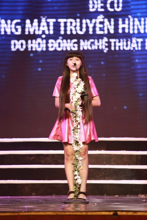 “Giải gương mặt truyền hình triển vọng” thuộc về bé Phương Quỳnh trong phim “Ầu ơ ví dầu”. “Giải gương mặt truyền hình triển vọng” thuộc về bé Phương Quỳnh trong phim “Ầu ơ ví dầu”.