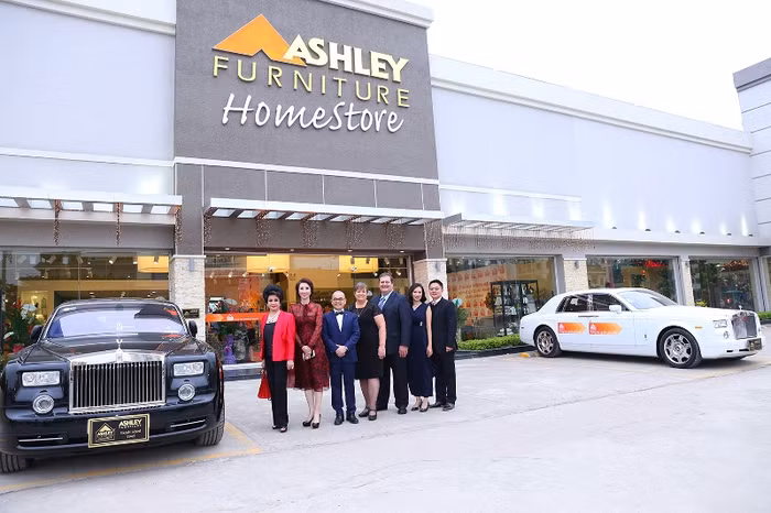 Doanh nhân Dương Quốc Nam; bà Shari Wagner – Chủ tịch của Ashley Furniture từ USA và ông Robin – Vice President Sales, Asia chụp ảnh cùng với doanh nhân và nghệ sĩ.