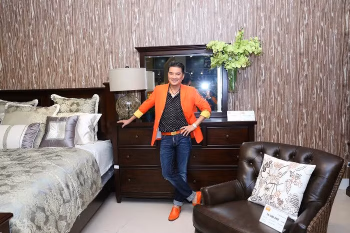 Ca sĩ Đàm Vĩnh Hưng là một trong những khách hàng thân thiết của Phố Xinh và thương hiệu Ashley nhiều năm qua. Anh thú nhận, ngôi nhà của anh được ví như một siêu thị Phố Xinh thu nhỏ.