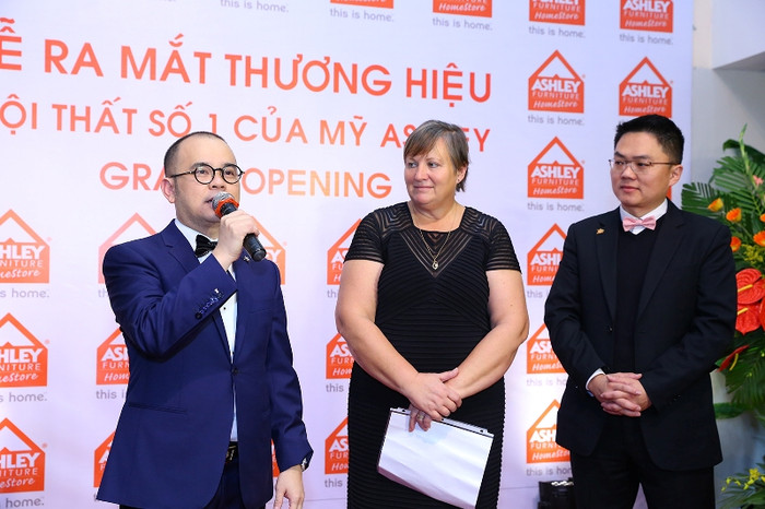 Doanh nhân Dương Quốc Nam; bà Shari Wagner – Chủ tịch của Ashley Furniture từ USA. Doanh nhân Dương Quốc Nam; bà Shari Wagner – Chủ tịch của Ashley Furniture từ USA.
