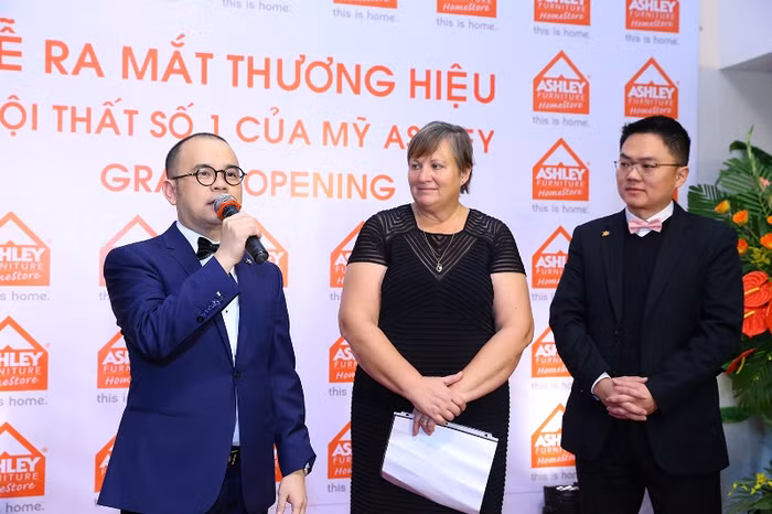 Doanh nhân Dương Quốc Nam; bà Shari Wagner – Chủ tịch của Ashley Furniture từ USA.