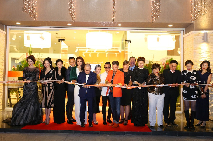 Cắt băng khai trương showroom Ashley, thương hiệu nội thất số 1 của Mỹ. Cắt băng khai trương showroom Ashley, thương hiệu nội thất số 1 của Mỹ.