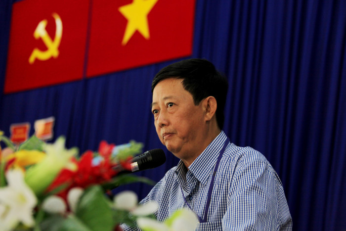 Ông Vương Ngọc Long – Trưởng ban Phát triển Vùng nguyên liệu Vinamilk, đại diện công ty giải đáp những thắc mắc của các hộ chăn nuôi bò sữa tại buổi ký kết hợp đồng Ông Vương Ngọc Long – Trưởng ban Phát triển Vùng nguyên liệu Vinamilk, đại diện công ty giải đáp những thắc mắc của các hộ chăn nuôi bò sữa tại buổi ký kết hợp đồng