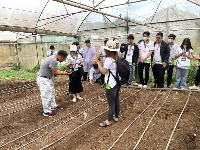 Sinh viên ngành Kỹ thuật môi trường Trường Đại học Tài nguyên và Môi trường Thành phố Hồ Chí Minh trong tiết học tham quan thực tế (Ảnh: NTCC). KTMT1.jpg