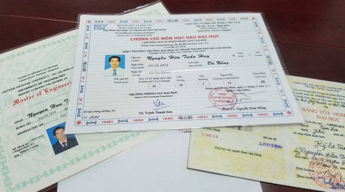 Các loại văn bằng, chứng chỉ giả mà ông Huy dùng để xin việc vào các cơ quan, trường học. Ảnh: CK Các loại văn bằng, chứng chỉ giả mà ông Huy dùng để xin việc vào các cơ quan, trường học. Ảnh: CK