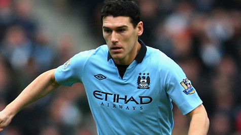 Gareth Barry bị Man City ép giảm lương.