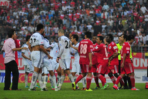 Trận đấu đã phải tạm dừng ít phút vì những va chạm của cầu thủ hai bên - Ảnh Hiền Minh Trận đấu đã phải tạm dừng ít phút vì những va chạm của cầu thủ hai bên - Ảnh Hiền Minh