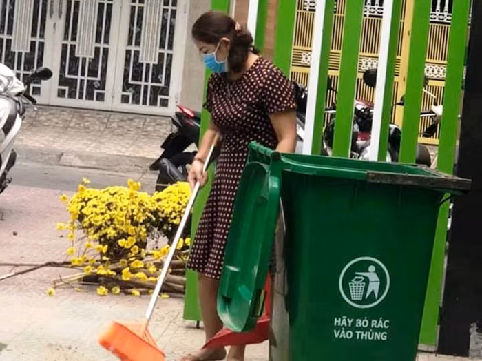 Các trường học đang khẩn trương dọn vệ sinh để chờ thông báo lịch học trở lại của Sở Giáo dục và Đào tạo. Ảnh: Trâm Thư.