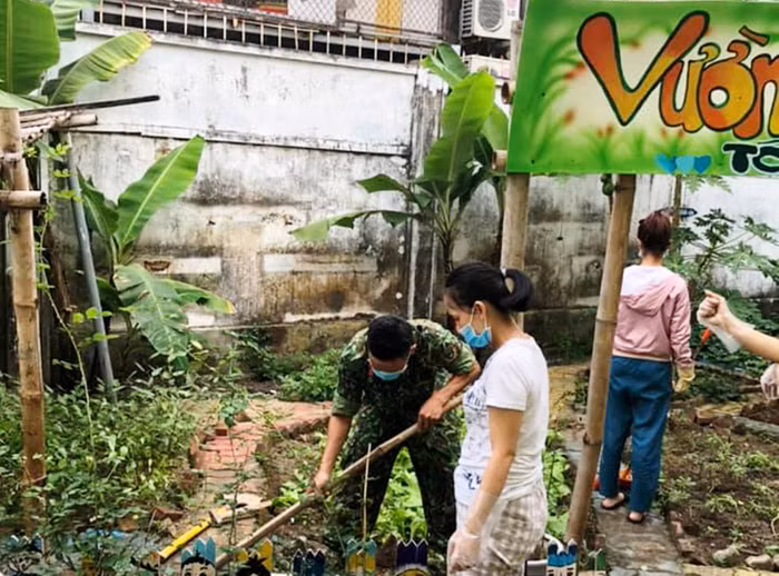 Nhà trường còn phối hợp với các đơn vị bộ đội để dọn dẹp các khu đất trồng rau, khu sinh hoạt chung của học sinh. Ảnh: Trâm Thư.