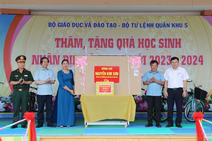 Bộ trưởng tặng quà cho Trường Trung học cơ sở Hoàng Văn Thụ, huyện Đắk Glong, tỉnh Đắk Nông (ảnh: Bộ Giáo dục và Đào tạo) Bộ trưởng tặng quà cho Trường Trung học cơ sở Hoàng Văn Thụ, huyện Đắk Glong, tỉnh Đắk Nông (ảnh: Bộ Giáo dục và Đào tạo)