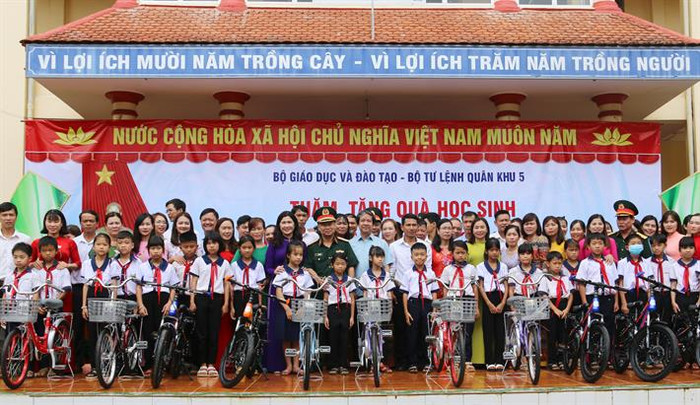 Bộ trưởng Nguyễn Kim Sơn và Trung tướng Thái Đại Ngọc, Tư lệnh Quân khu 5 tặng quà cho học sinh Trường Tiểu học Nơ Trang Lơng, huyện Đắk Glong, tỉnh Đắk Nông (ảnh: Bộ Giáo dục và Đào tạo) Bộ trưởng Nguyễn Kim Sơn và Trung tướng Thái Đại Ngọc, Tư lệnh Quân khu 5 tặng quà cho học sinh Trường Tiểu học Nơ Trang Lơng, huyện Đắk Glong, tỉnh Đắk Nông (ảnh: Bộ Giáo dục và Đào tạo)
