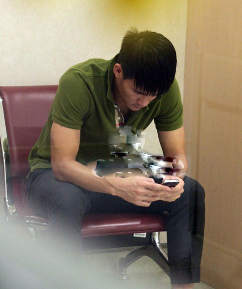 Công Vinh hồi hộp ngồi chờ tại bệnh viện. Công Vinh hồi hộp ngồi chờ tại bệnh viện.