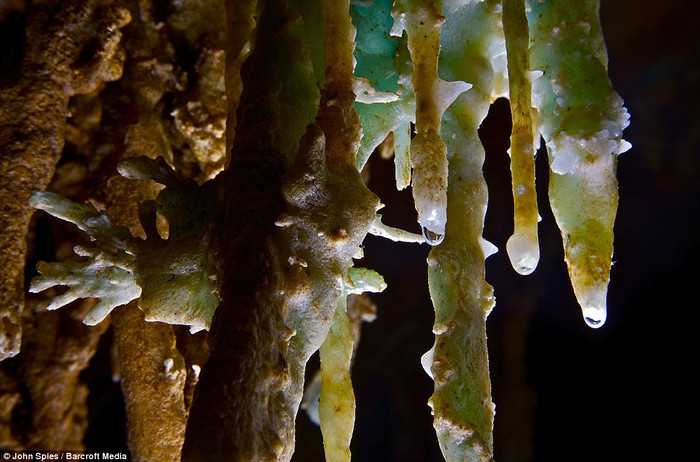 Những dải nhũ đá màu xanh ngọc tuyệt đẹp trong những hang động tự nhiên ở Pang Mapha, Thái Lan Những dải nhũ đá màu xanh ngọc tuyệt đẹp trong những hang động tự nhiên ở Pang Mapha, Thái Lan