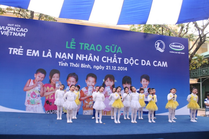 Mở đầu chương trình là tiết mục văn nghệ vui nhộn do các cháu trường mầm non TP.Thái Bình biểu diễn