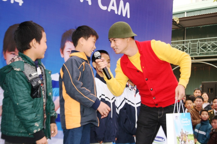 Chất hài của Nghệ sĩ Xuân Bắc khiến các em học sinh tỉnh Thái Bình có một ngày tràn đầy niềm vui .