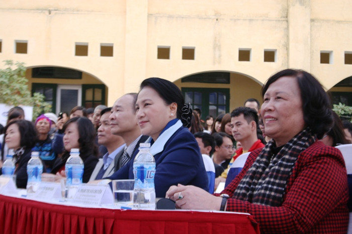 Bộ trưởng Bộ LĐTB&amp;XH Nguyễn Thị Hải Chuyền (ngoài cùng từ phái qua trái), Phó Chủ tịch Quốc hội Nguyễn Thị Kim Ngân (thứ hai từ phải qua trái) cũng lãnh đạo banh ngành và địa phương tham dự lễ trao tặng sữa.