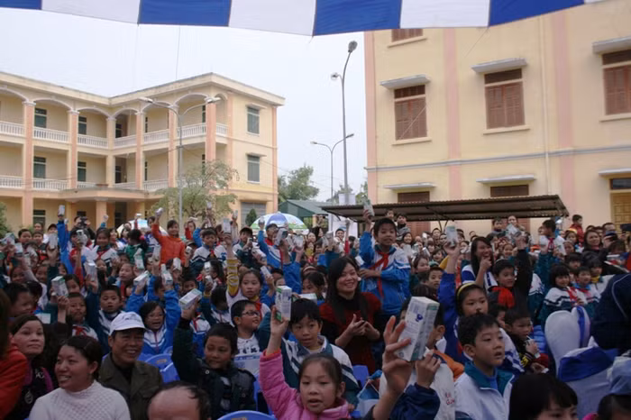 Niềm vui nhận sữa Vinamilk của cac em học sinh và phụ huynh tại tỉnh Thái Bình.