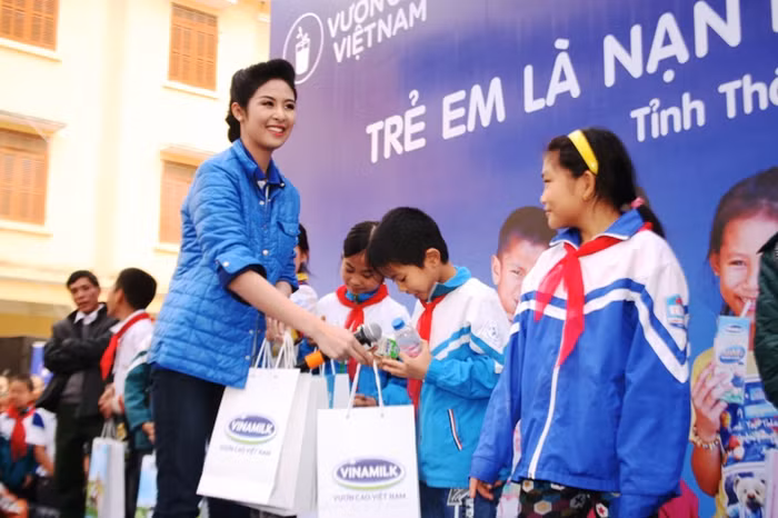 Hoa hậu Ngọc Hân cùng Nghệ sĩ hài Xuân Bắc mang đến cho các em học sinh tỉnh Thái Bình những phút giây vui nhộn.