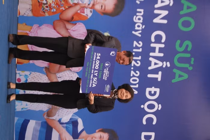 Đại diện Vinamilk trao tặng 54.000 ly sữa cho trẻ em là nạn nhân chất độc da cam tỉnh Thái Bình.