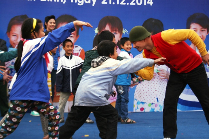 Các em học sinh vui tươi tham gia trò chơi "kẻ cắp gặp bà già" cùng Nghệ sĩ hài Xuân Bắc
