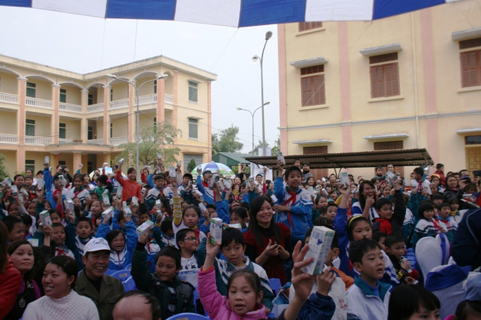 Niềm vui nhận sữa Vinamilk của cac em học sinh và phụ huynh tại tỉnh Thái Bình.