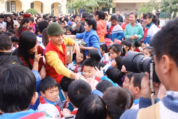 Nghệ sĩ hài Xuân Bắc Đại sứ của chương trình luôn được các em nhỏ yêu mến.