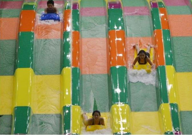 Sau khi thi đấu, các em học sinh hào hứng khám phá những trò chơi đầy thú vị khác tại Công viên nước