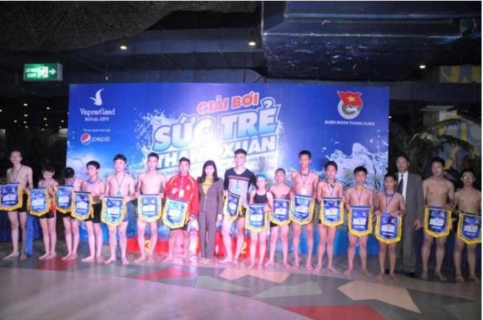 Các “kinh ngư nhí” giành giải được vinh danh trong lễ bế mạc chương trình.