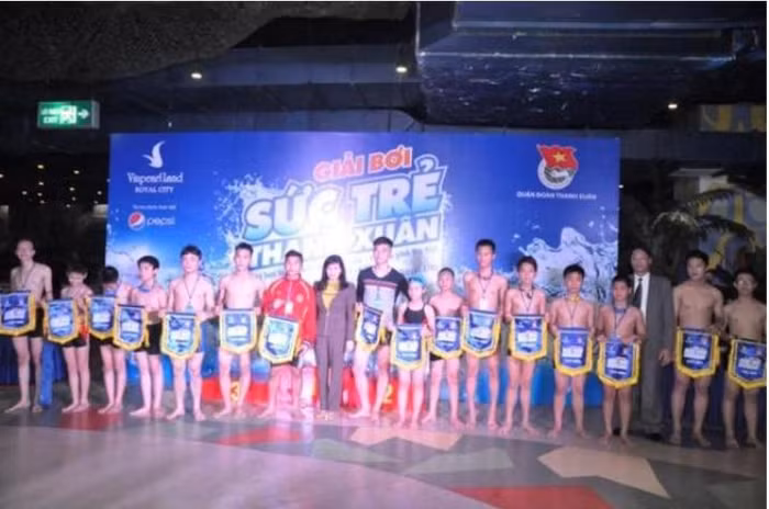 Các “kinh ngư nhí” giành giải được vinh danh trong lễ bế mạc chương trình.