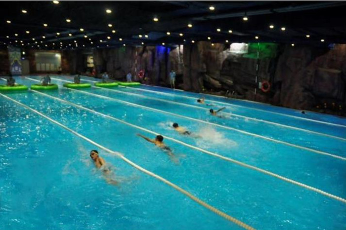 Các vận động viên tranh tài quyết liệt trên đường đua xanh.