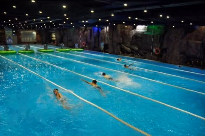 Các vận động viên tranh tài quyết liệt trên đường đua xanh.