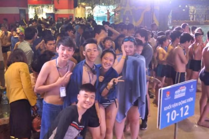 Nhiệt độ không khí và nước ấm áp tại Vinpearlland Water Park cộng sức nóng của cuộc thi đã xua tan giá lạnh của mùa đông Hà Nội.