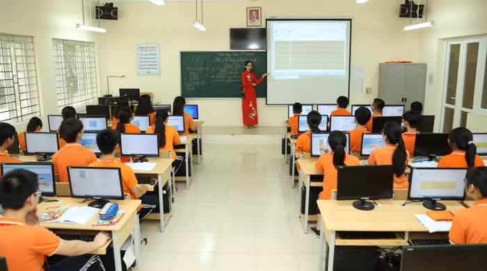 Điểm nổi bật ở Trường Trung học cơ sở Nguyễn Trãi những năm gần đây là tập thể thầy cô giáo tích cực đổi mới phương pháp, sử dụng đồ dùng dạy học và trang bị thiết bị hiện đại