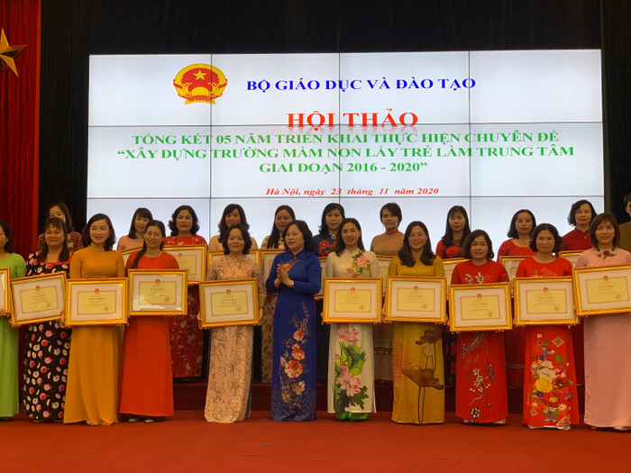 Đại diện các cơ sở giáo dục mầm non điển hình trong triển khai thực hiện Chuyên đề “Xây dựng trường Mầm non lấy trẻ làm trung tâm giai đoạn 2016 – 2020” nhận bằng khen của Bộ trưởng Bộ giáo dục và đào tạo.(ảnh: Thùy Linh) Đại diện các cơ sở giáo dục mầm non điển hình trong triển khai thực hiện Chuyên đề “Xây dựng trường Mầm non lấy trẻ làm trung tâm giai đoạn 2016 – 2020” nhận bằng khen của Bộ trưởng Bộ giáo dục và đào tạo.(ảnh: Thùy Linh)