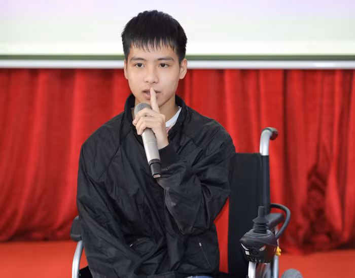 Nguyễn Tất Minh - người được người bạn thân tốt bụng cõng đi học suốt 10 năm. Nguyễn Tất Minh - người được người bạn thân tốt bụng cõng đi học suốt 10 năm.