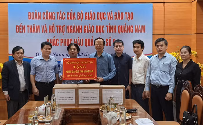 Đoàn công tác của Bộ Giáo dục và Đào tạo do Thứ trưởng Phạm Ngọc Thưởng dẫn đầu ngày 3/11 đã về miền Trung để thăm hỏi, động viên và hỗ trợ ngành Giáo dục 4 tỉnh miền Trung (ảnh: Bộ Giáo dục và Đào tạo) Đoàn công tác của Bộ Giáo dục và Đào tạo do Thứ trưởng Phạm Ngọc Thưởng dẫn đầu ngày 3/11 đã về miền Trung để thăm hỏi, động viên và hỗ trợ ngành Giáo dục 4 tỉnh miền Trung (ảnh: Bộ Giáo dục và Đào tạo)
