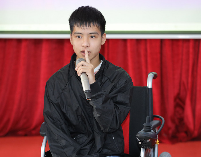 Nguyễn Tất Minh - người được người bạn thân tốt bụng cõng đi học suốt 10 năm. Nguyễn Tất Minh - người được người bạn thân tốt bụng cõng đi học suốt 10 năm.