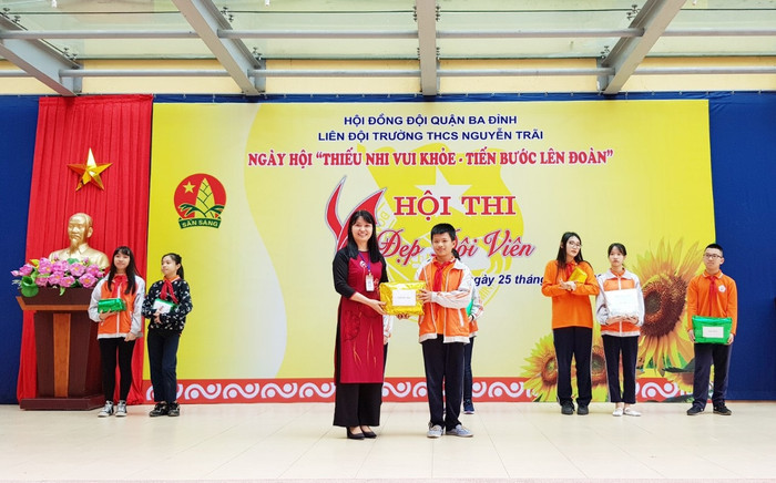 Để khơi dậy hứng thú và niềm say mê học tập, thầy cô giáo nhà trường còn tổ chức nhiều hoạt động, hội thi để các em học sinh tham gia.