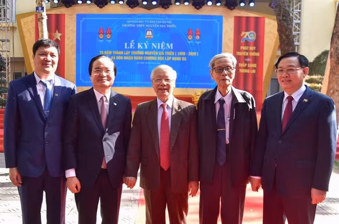 Tổng Bí thư, Chủ tịch nước Nguyễn Phú Trọng gặp lại thầy giáo chủ nhiệm (người đứng thứ 2 từ phải qua) lại lễ kỷ niệm Tổng Bí thư, Chủ tịch nước Nguyễn Phú Trọng gặp lại thầy giáo chủ nhiệm (người đứng thứ 2 từ phải qua) lại lễ kỷ niệm