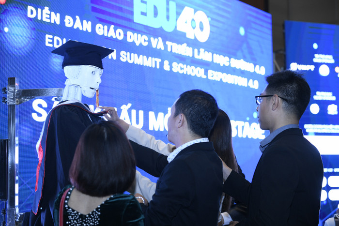 Người tham dự giao lưu cùng robot Trí Nhân (ảnh: BTC) Người tham dự giao lưu cùng robot Trí Nhân (ảnh: BTC)