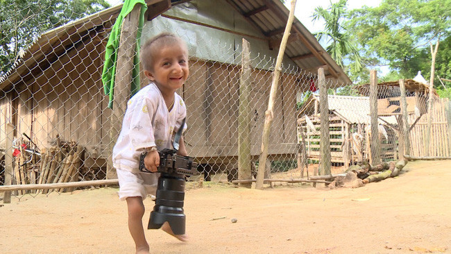 Cậu bé tí hon Đinh Văn K'Rể (Ảnh: VTV) Cậu bé tí hon Đinh Văn K'Rể (Ảnh: VTV)