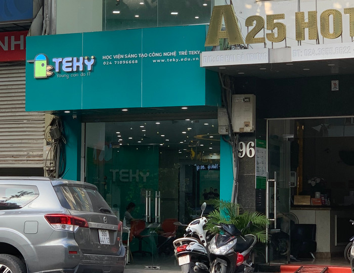 Mặc dù ngày 9/11 Sở Giáo dục và Đào tạo Hà Nội yêu cầu Công ty Công nghệ và Sáng tạo trẻ Teky Holdings tạm dừng hoạt động bồi dưỡng tại 3 cơ sở nhưng theo quan sát của phóng viên Tạp chí điện tử Giáo dục Việt Nam thì ngày 19/11, cơ sở 96 phố Hai Bà Trưng, quận Hoàn Kiếm vẫn mở cửa và có nhân viên (ảnh: T.L) Mặc dù ngày 9/11 Sở Giáo dục và Đào tạo Hà Nội yêu cầu Công ty Công nghệ và Sáng tạo trẻ Teky Holdings tạm dừng hoạt động bồi dưỡng tại 3 cơ sở nhưng theo quan sát của phóng viên Tạp chí điện tử Giáo dục Việt Nam thì ngày 19/11, cơ sở 96 phố Hai Bà Trưng, quận Hoàn Kiếm vẫn mở cửa và có nhân viên (ảnh: T.L)