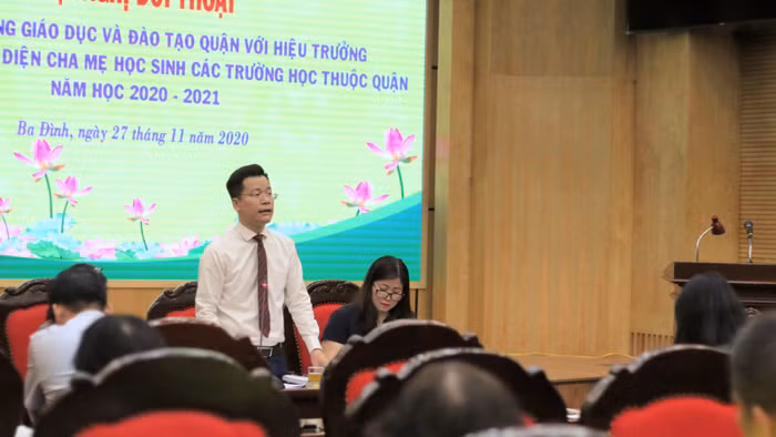 Trưởng Phòng Giáo dục và Đào tạo Ba Đình - Lê Đức Thuận trong buổi đối thoại (ảnh: NVCC)